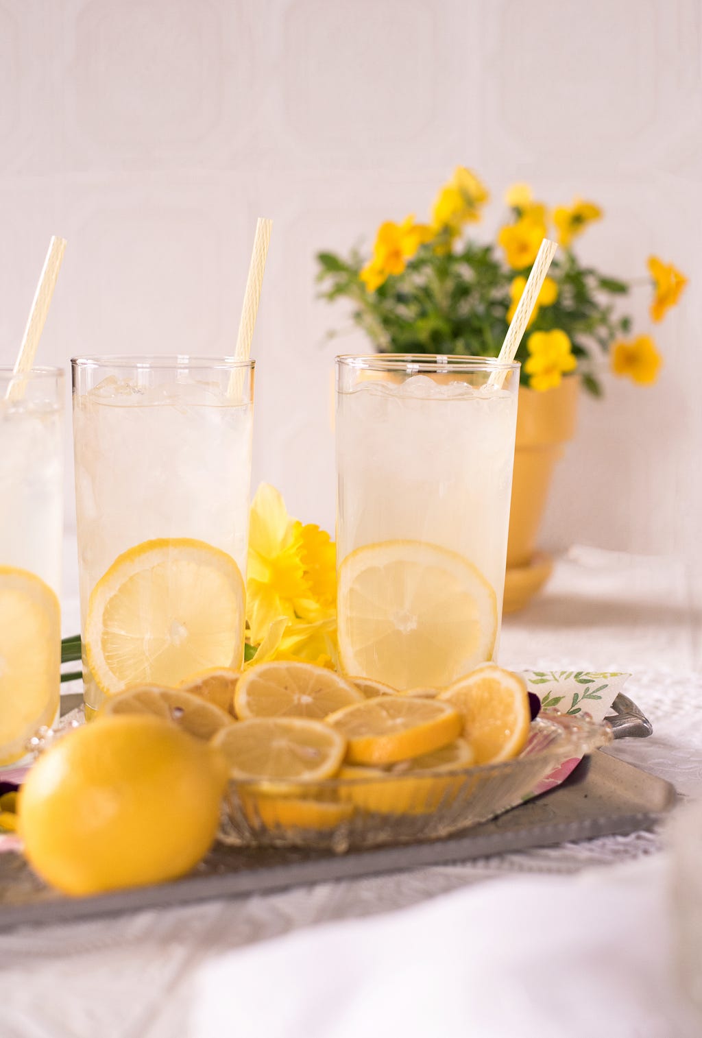 A tray of lemons and glasses of lemonade