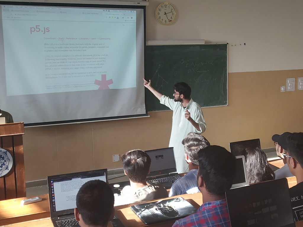 Shaharyar Shamshi conduziu um workshop de p5.js para estudantes no Instituto Nacional de Tecnología de Hamirpur.