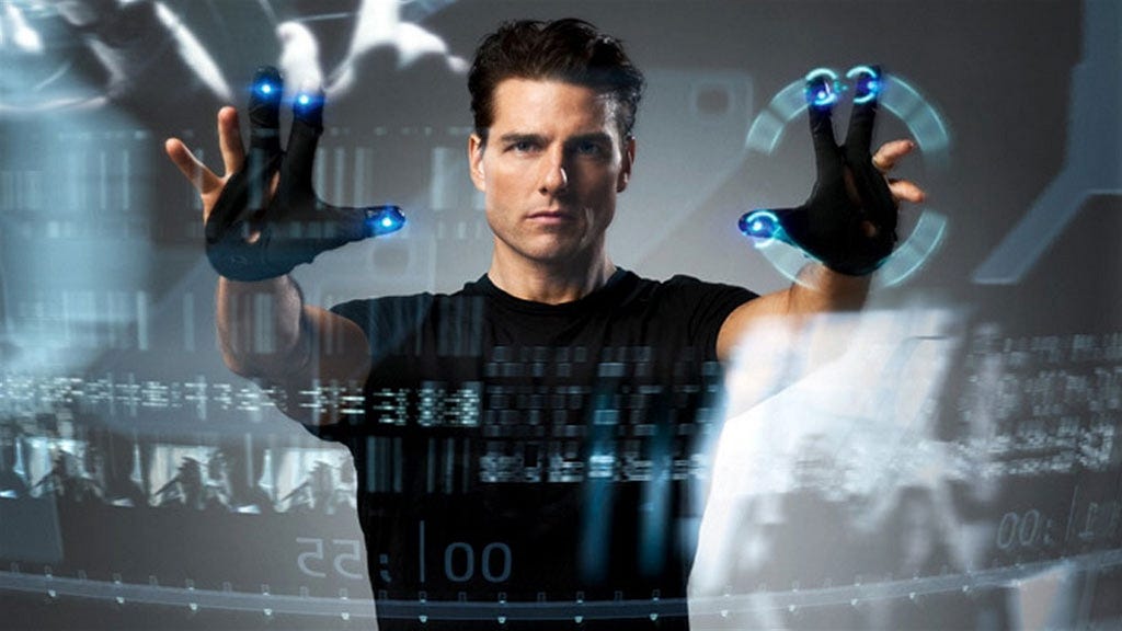 Cena do Filme Minority Report onde o ator Tom Cruise com uma luva especial nas mãos interage com uma Natural User Interfaces