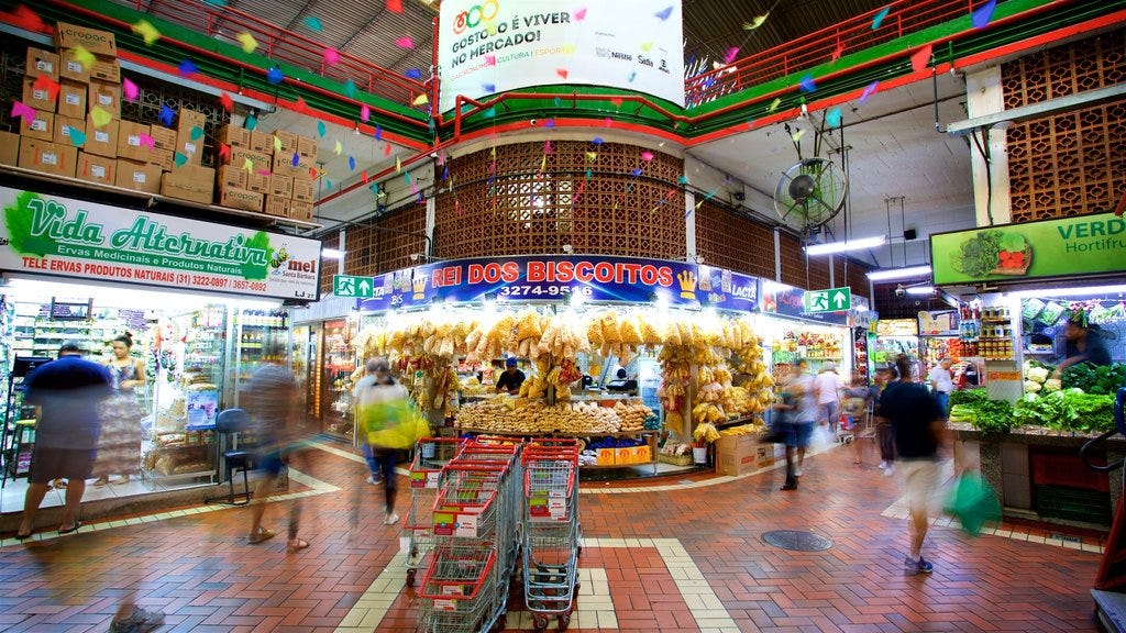 Parte interna do mercado central de belo horizonte com diferentes lojas vendendo biscoitos e produtos naturais