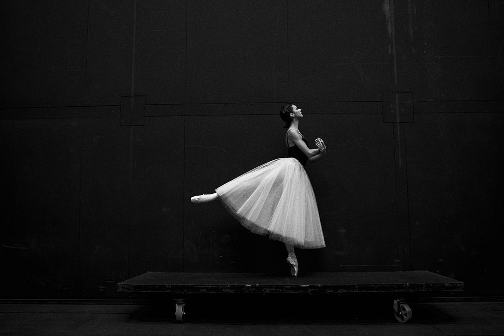 Ballet dancer en pointe in a romantic tutu.