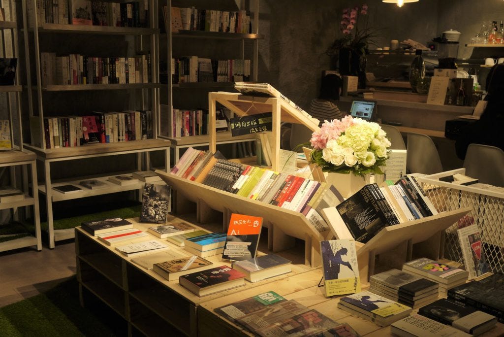 青鳥書店的內部設計純粹簡單，讓讀者來到店內能夠感覺很自在不拘束。                                                                      攝影/洪婕恩