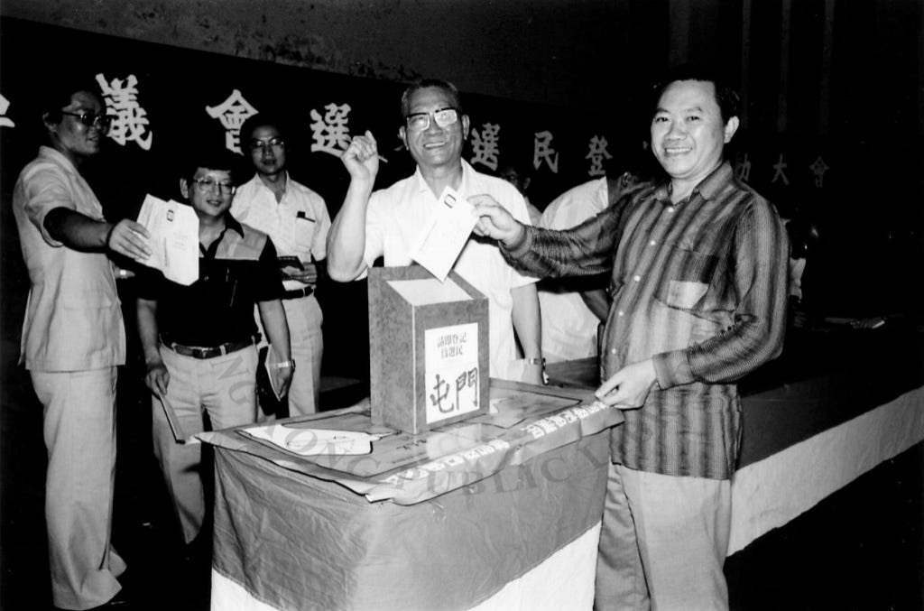 屯門居民為1982年首屆區議會登記做選民