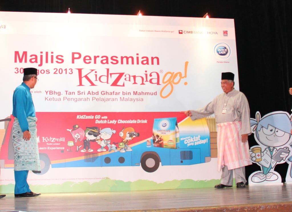 YBhg. Datuk Dr. Khair bin Mohamad Yusof and Tunku Dato’ Ahmad Burhanuddin unveiling the KidZania go! bus during the launch