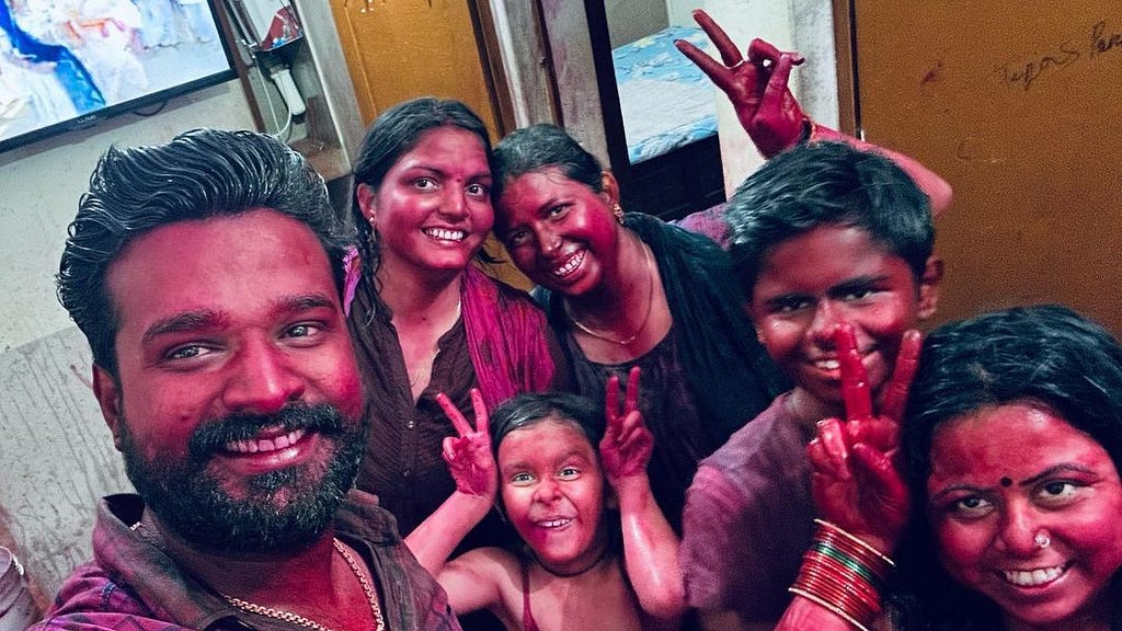 Ritesh Pandey played such Holi with his wife and family. Looking at the photo, it was difficult to recognize
