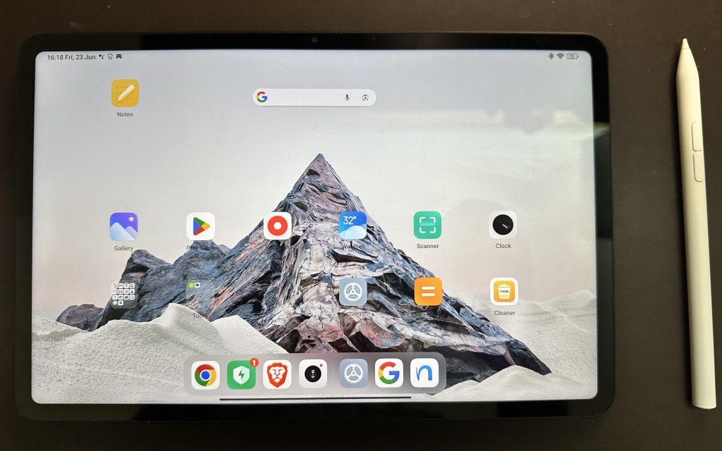 Xiaomi Pad 6 next to the Smart Pen 2