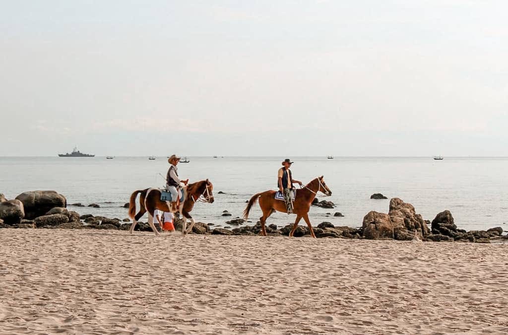 horseback riding in hawaii