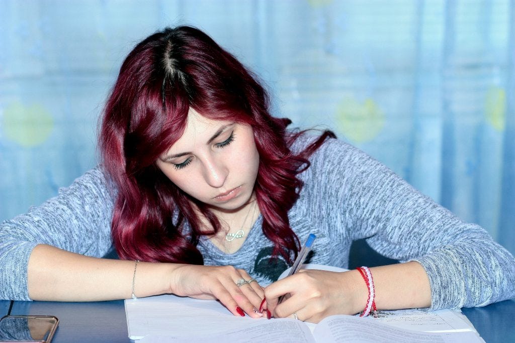 une étudiante sur la bonne voie pour réussir son année scolaire