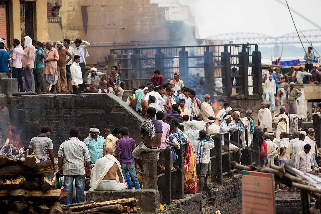 Existe cierto resentimiento hacia los turistas que cruzan los ghats de cremación en Varanasi.  Puedes tomar fotografías desde la distancia, pero no debes acercarte demasiado por respeto.