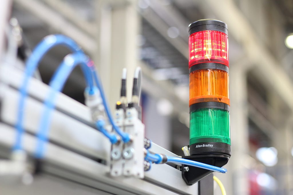Indicator light with red, orange, and green in that order, going from top to bottom