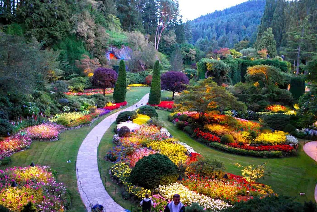 historic-downtown-and-butchart-gardens-victoria-bc-canada-1-min