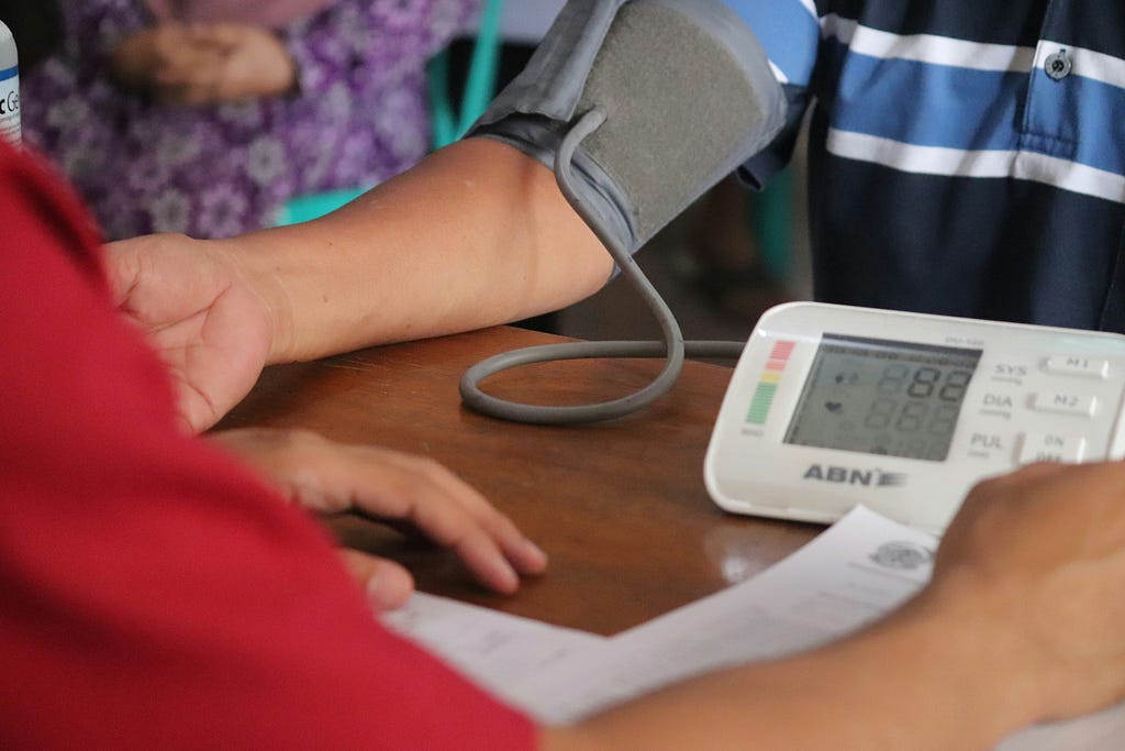 Ilustrasi pemeriksaan kesehatan pengemudi bus. Pemeriksaan tekanan darah menjadi salah satu elemen penting dalam pemeriksaan kesehatan pengemudi angkutan umum.