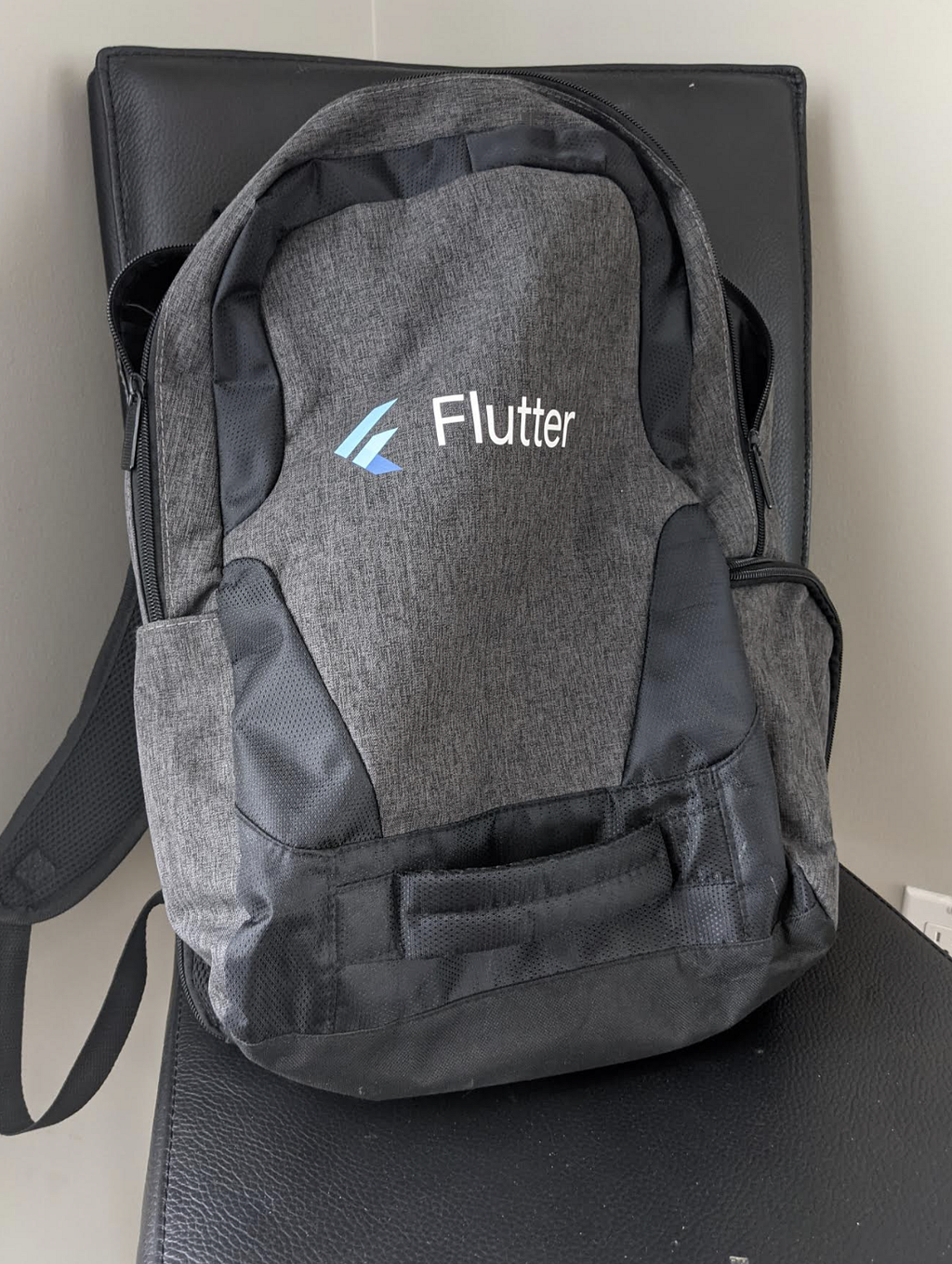 Mon sac à dos, avec le logo de Flutter!