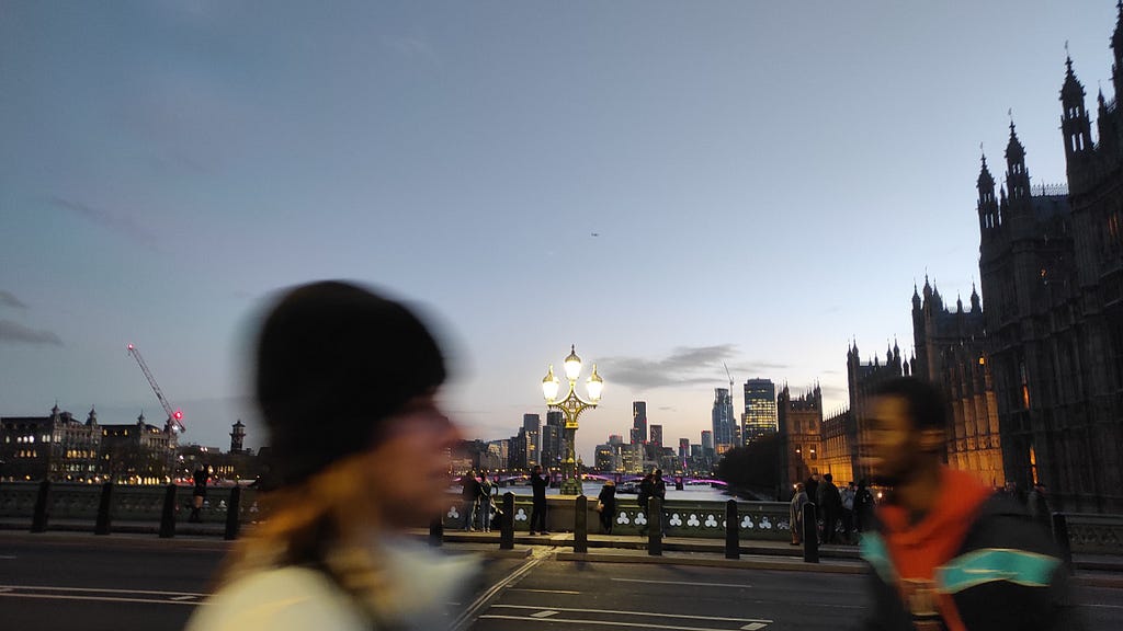 Foto de uma ponte em Londres, perto do Parlamento, em um fim de tarde.