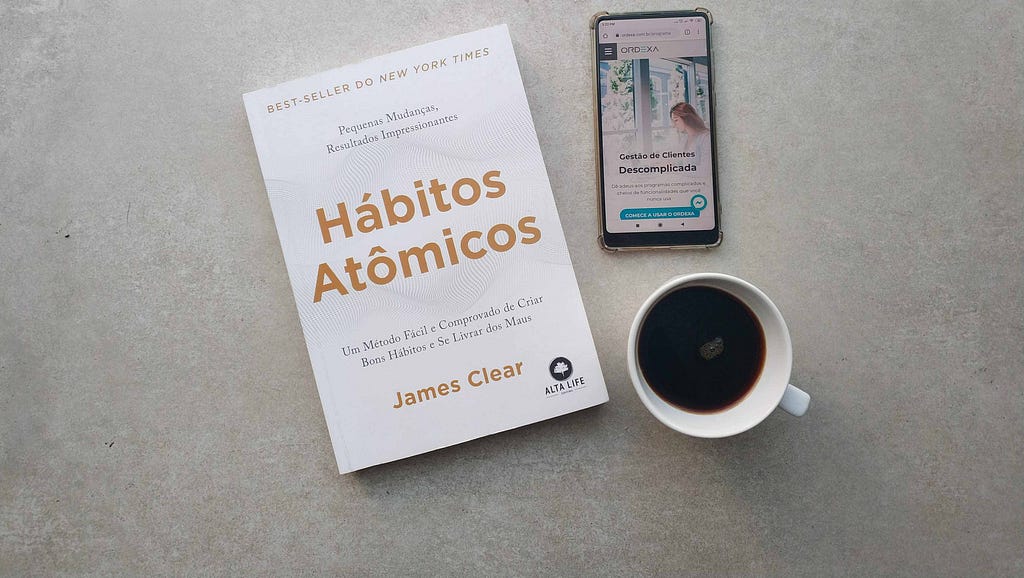 “Hábitos Atômicos” do autor James Clear.