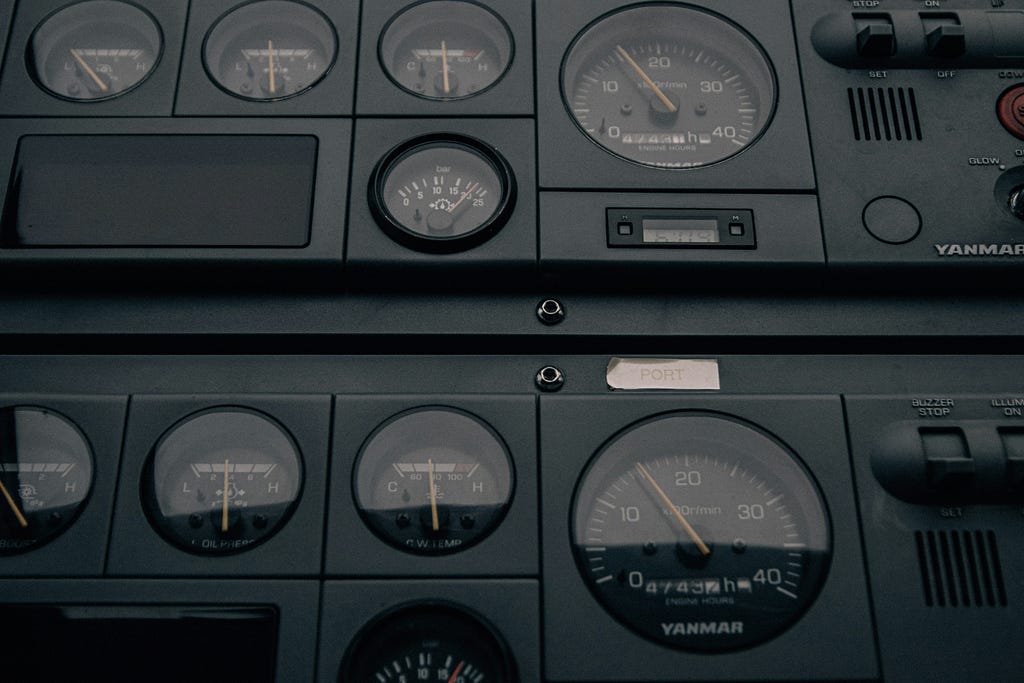 A dashboard of dials on an older aeroplane indicating various metrics controlling a flight