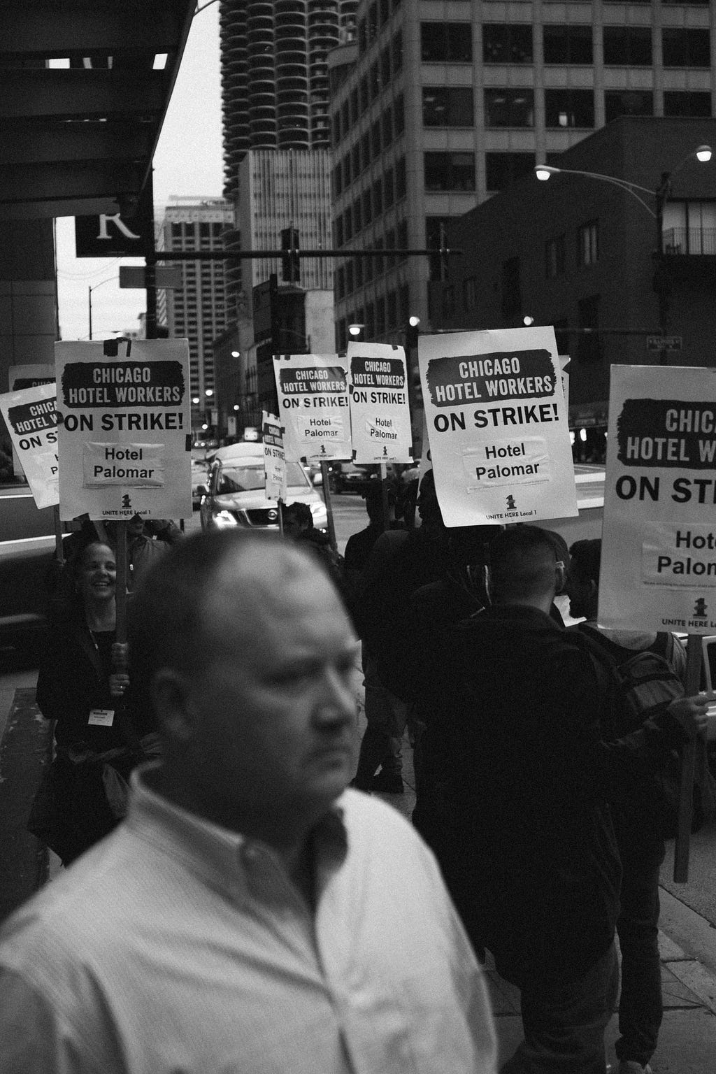 Man stands in front of Chicago Hotel Workers picket line