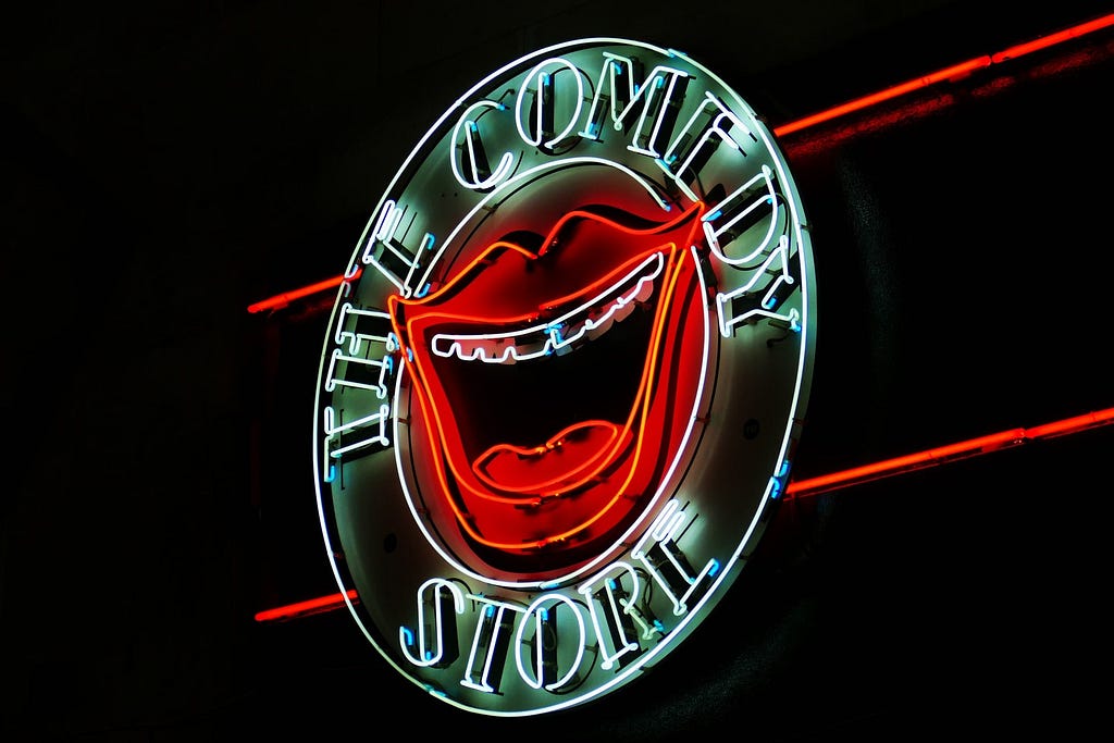 Penanda sebuah comedy store sebagai tempat pertunjukan stand-up comedy.