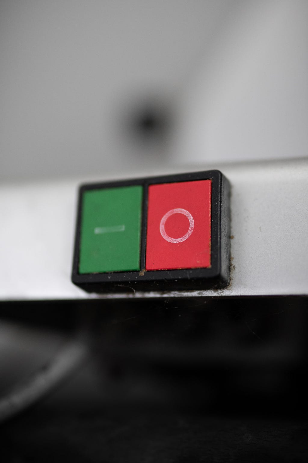 A green, well worn minus button is set to the left (from view) red circle image button. The display is for start/stop.