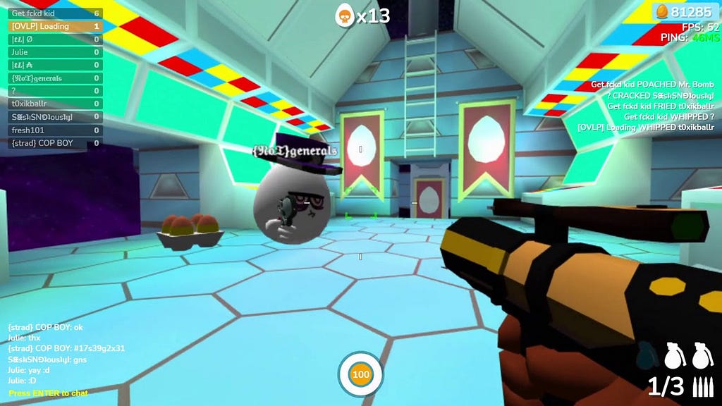 Tela do jogo Shell Shockers, onde vemos uma cena em primeira pessoa do personagem com uma arma, mirando para um outro jogador, que é um ovo de chapéu com uma pistola.