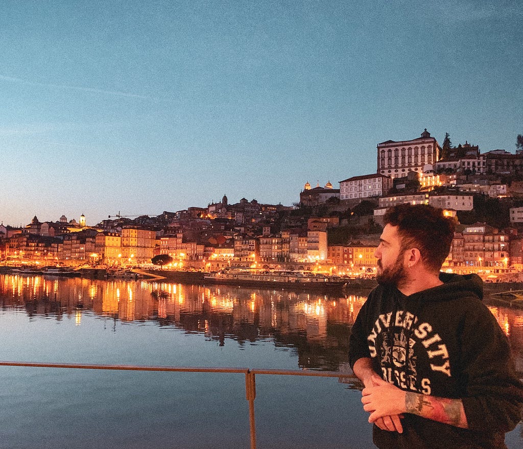 Vista da Ribeira do Porto a noite.