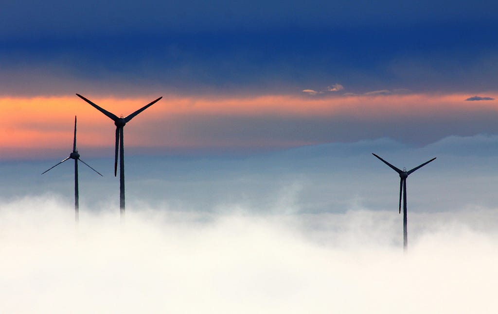 Imagem de turbinas de energia eólica no meio das nuvens