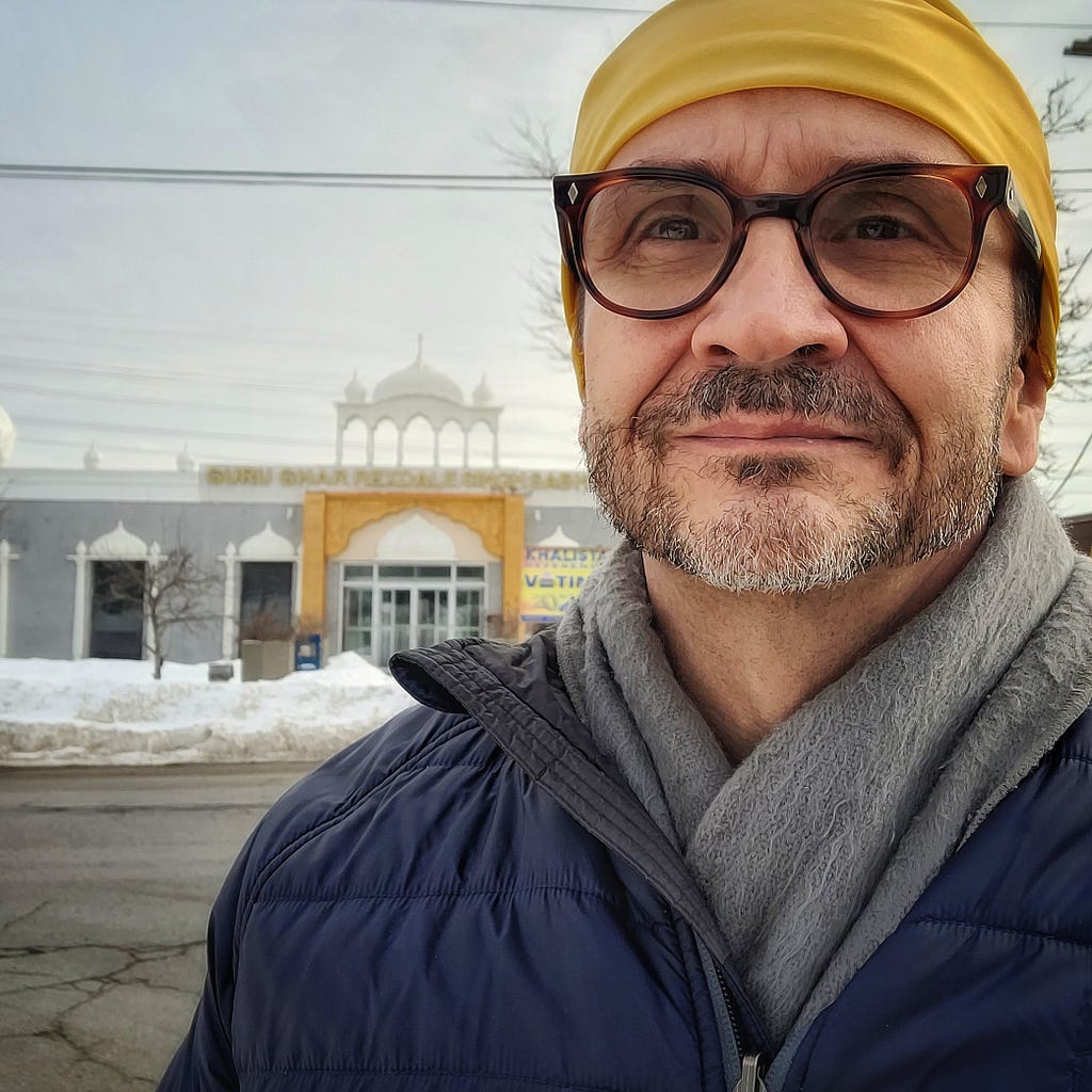 Thomas Brasch, photographer and author, wearing the necessary head covering in order to enter the Sikh Temple.