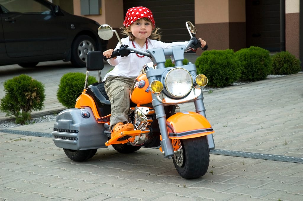 Copil pe motocicletă