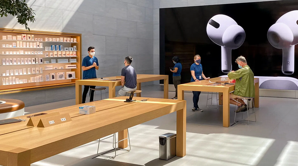 An example image of an Apple Store during pandemic.