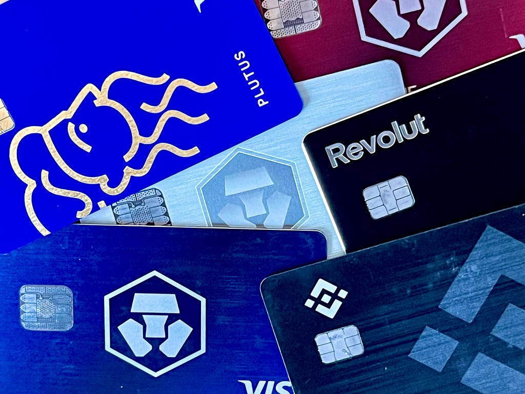 Les cartes bleues Visa de Crypto.com, Binance, Revolut et Plutus.