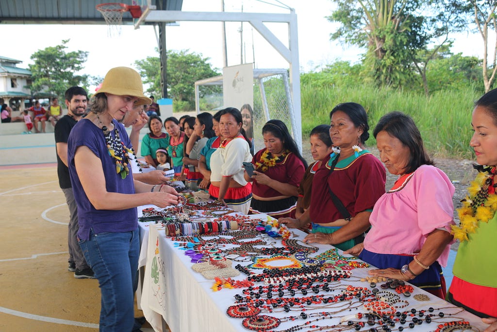 Indigenous women’s group, Arte Sukû, creates crafts from a variety of native trees and bushes. © Rafael Yunda / WWF-Ecuador