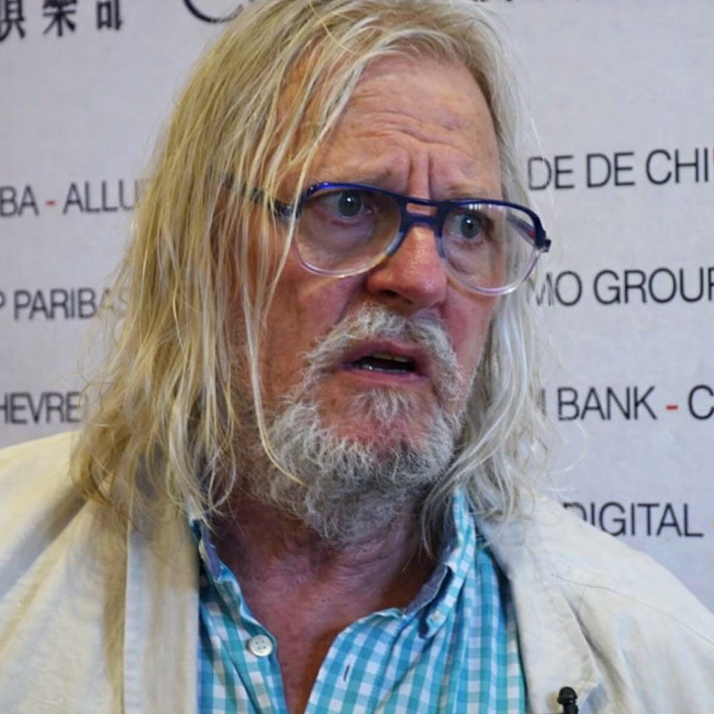 Portrait de Didier Raoult avec une expression mêlant appréhension et légère inquiétude