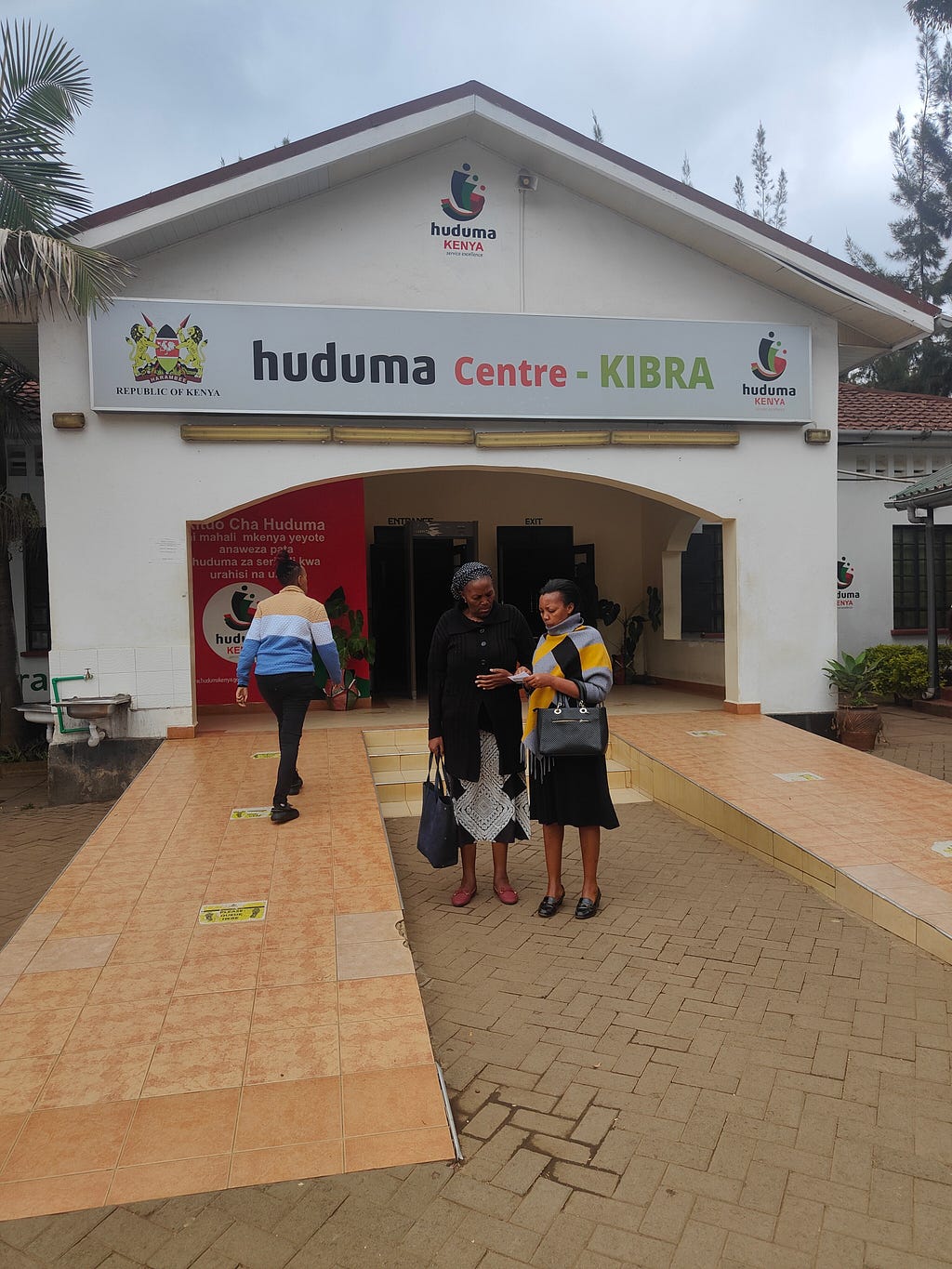 Huduma Centre at the bustling Kibera neighbourhood / Huduma Centre at the bustling Central Business Disctrict neighbourhood in Nairobi. Photo: Author