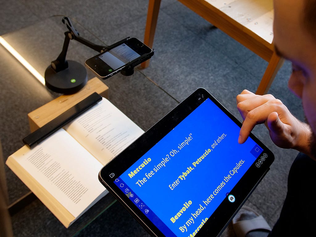 Using iDocCam together with Visualizer software as a portable magnifier for reading.