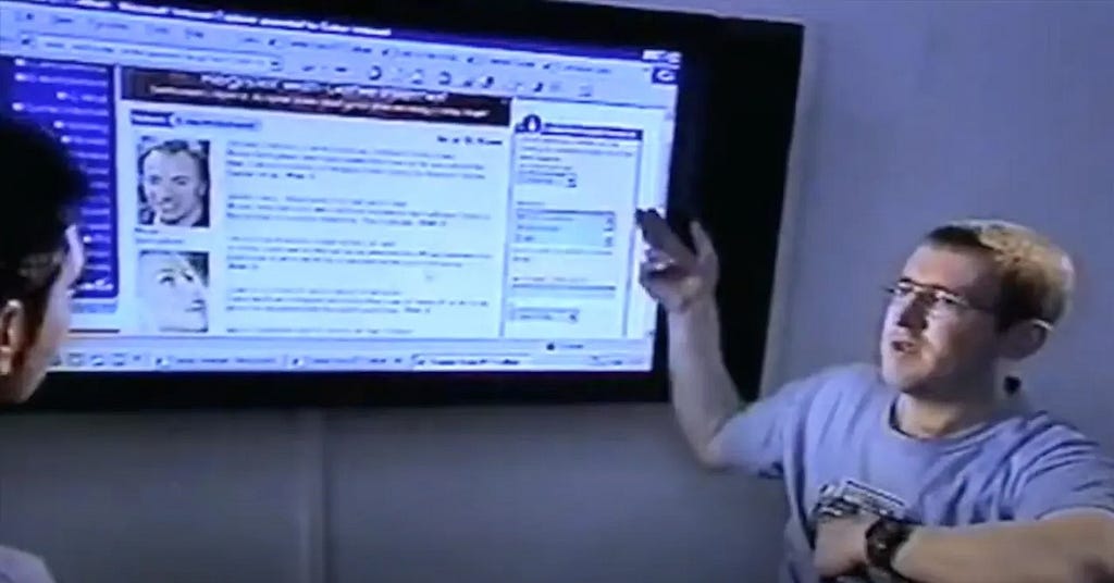 Simon Robinson demonstrando o serviço pioneiro de internet móvel da Genie para o Channel 4 no final dos anos 1990, mostrando uma das primeiras interfaces de conteúdo web para celular.