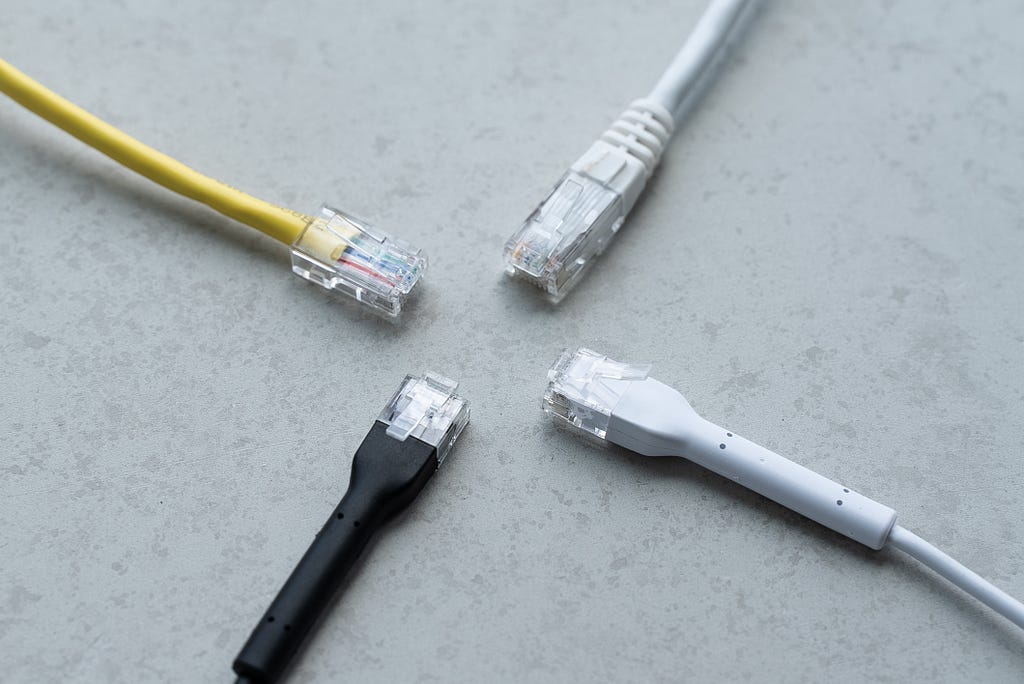 在外觀設計上，Ubiquiti Patch Cable（下）維持 UI 一貫的簡潔設計。