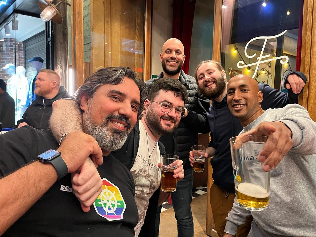 My KubeTrain party associados, from left to right Alessandro (CNCF Ambassador), me, Fahd (Google), Carlos (ITQ), Sudesh (freelancer)