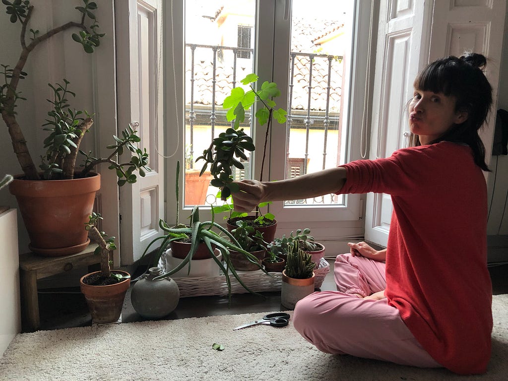 Yo con mis plantas, pensando ser jardinera