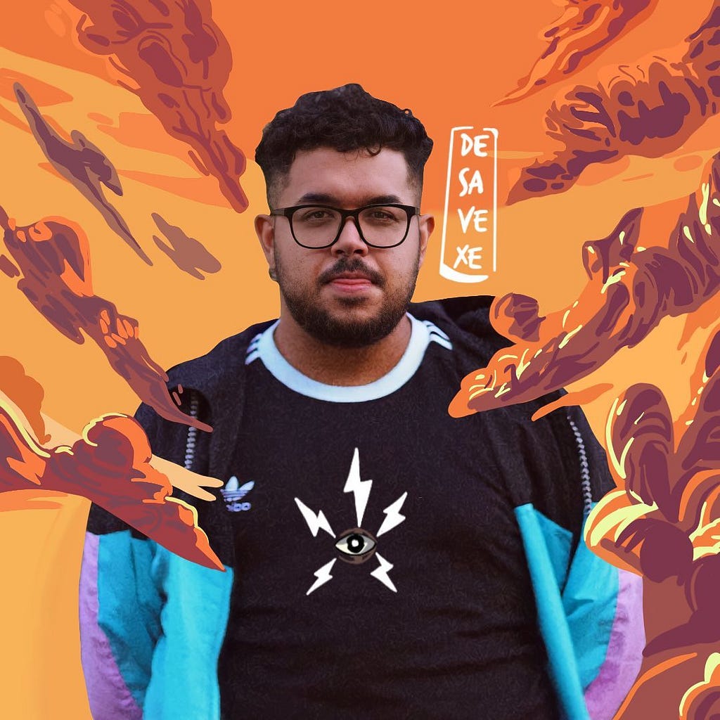 Fundo laranja com algumas nuvens, na frente Matheus Vieira. Homem branco, cabelo preto, usa óculos e tem barba. Camisa preta com uma jaqueta preta e azul.