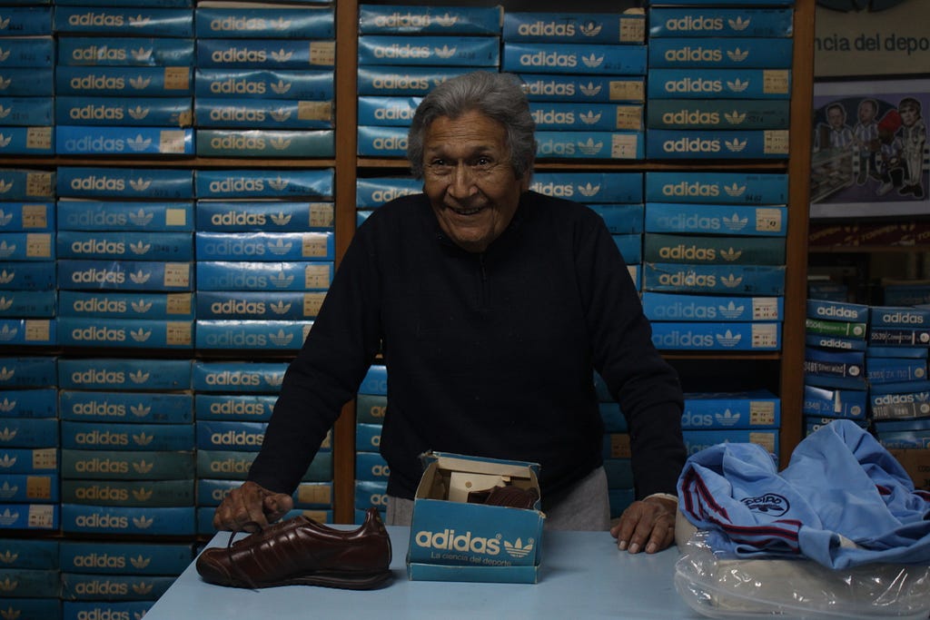 Carlos mostrandome su par más viejo, unas Adidas “City” que tienen 47 años.