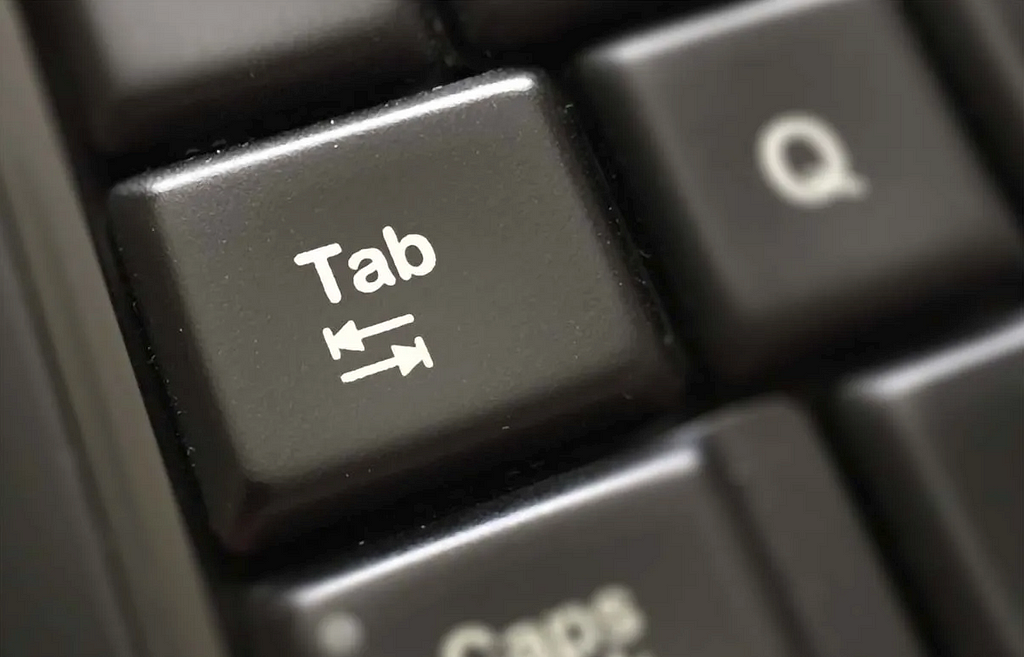 A photo of a keyboard with emphasis in the TAB key
