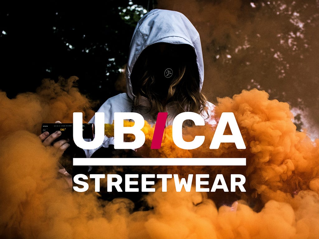 Imagen estilo urbana donde hay una persona, no se le ve la cara, con sudadera y capucha, envuelta por humo naranja. y en primer plano se distingue la maraca UBICA / STREETWEAR