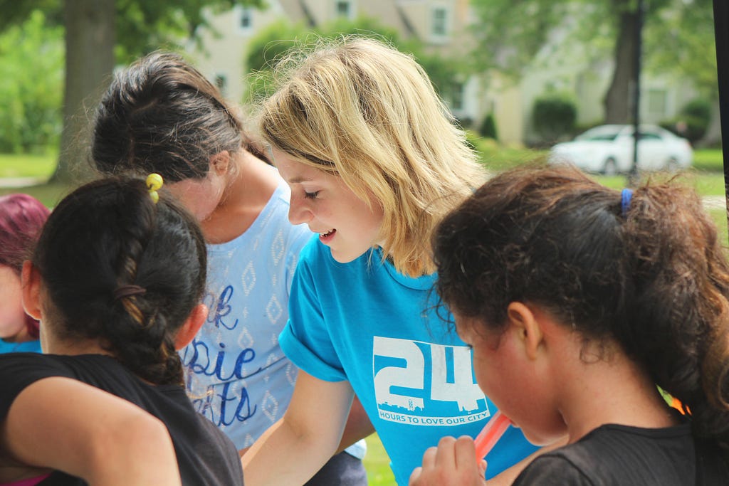 Volunteer in a blue shirt Photo by Anna Earl on Unsplash