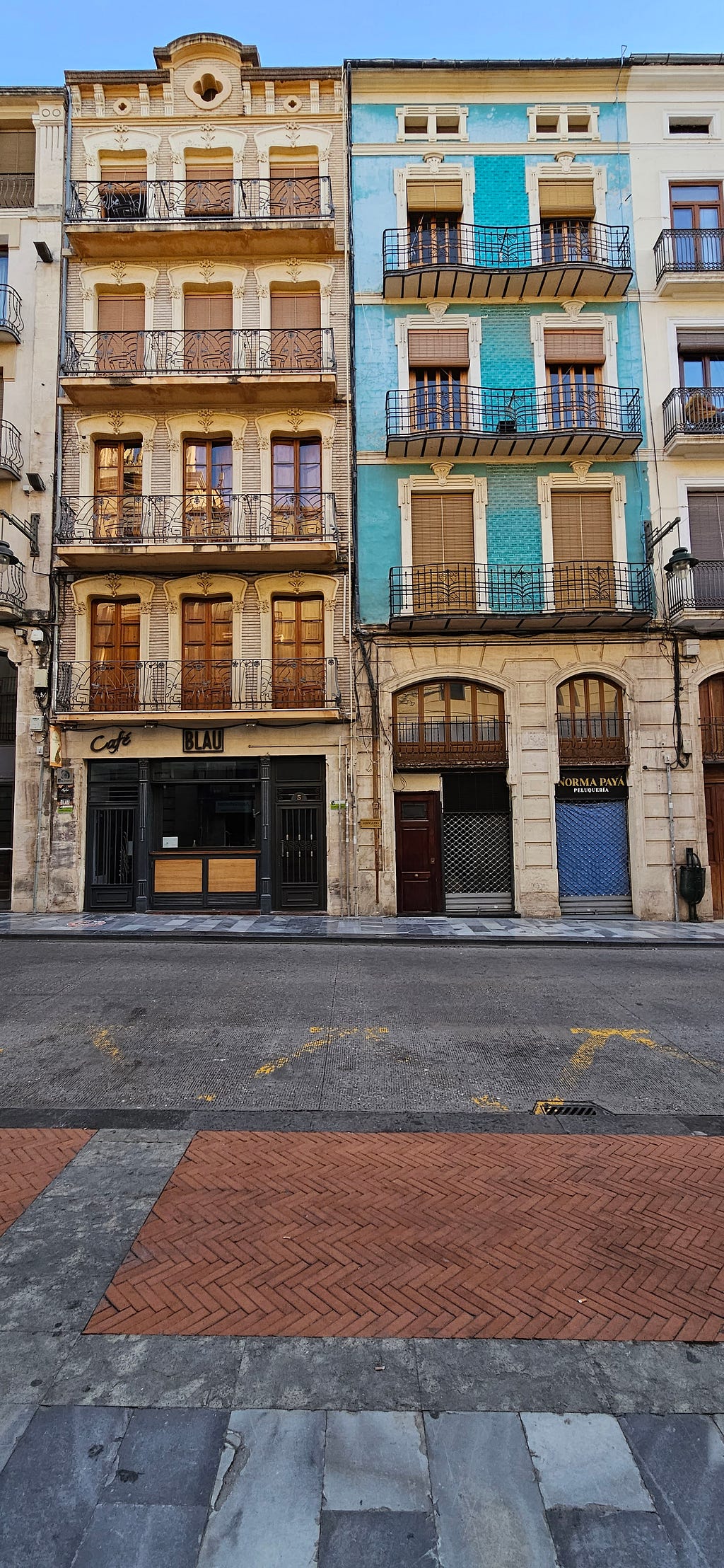Edificio en calle Sant Llorenç 5 de Alcoy (on the left)