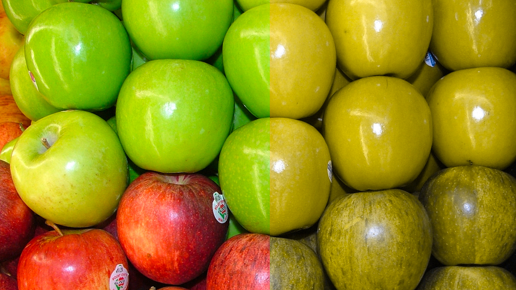 Image of how people see green and red apples. Next to it the same picture, but this time observed by a visually impaired person.