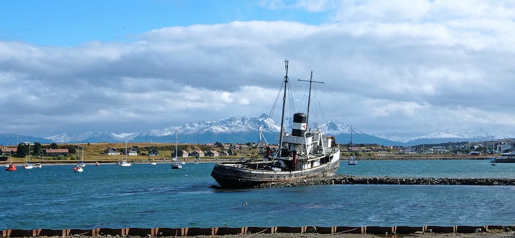 Le St Christopher, ancien navire de la royal navy abandonné depuis 1957