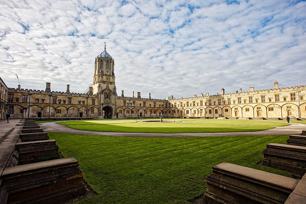 oxford classic courtyard with yellow stone bulidings