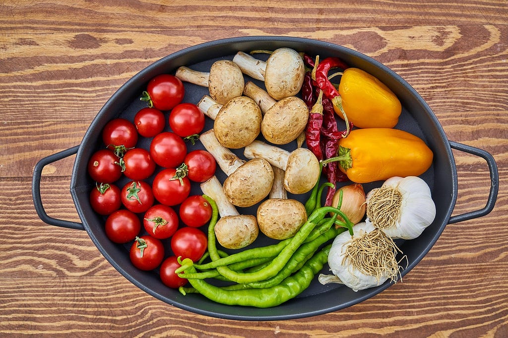 Frigideira com tomates, cogumelos, pimentos, alhos e feijão verde