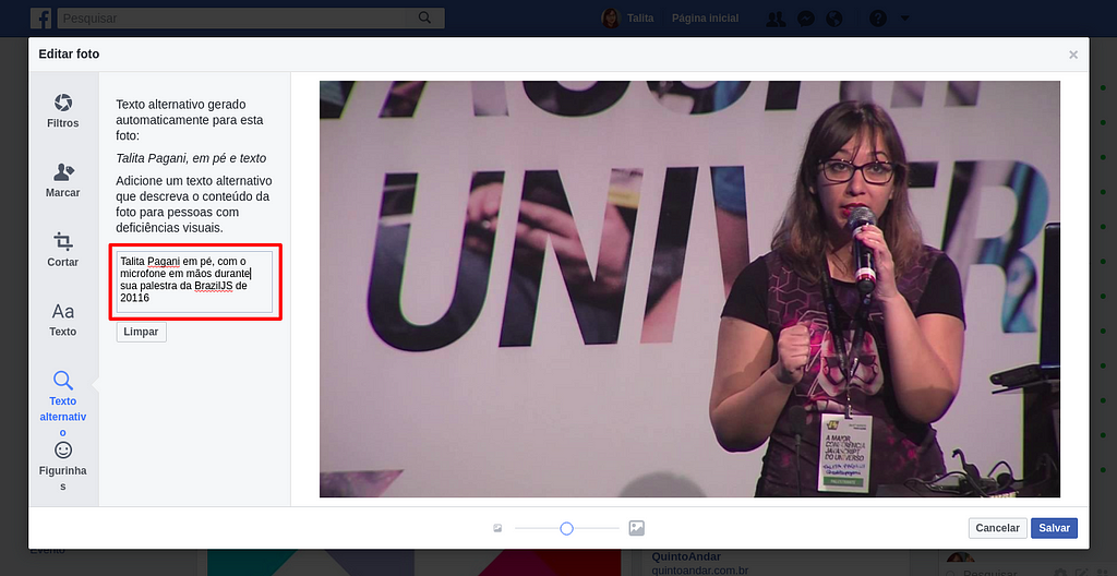 Alteração do texto alternativo da imagem para “Talita Pagani em pé, com o microfone em mãos durante sua palestra da BrazilJS”
