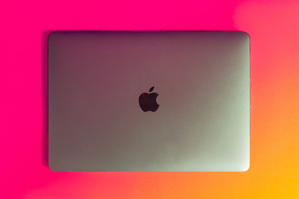 MacBook Air with the lid closed shot from the top. Picture from Jonatas Nascimento